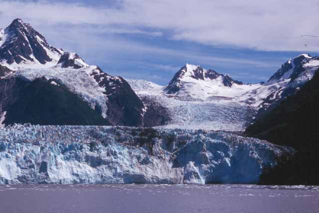 Le glacier Meares à l'Ouest de Valdez en Alaska vèle dans la baie du Prince William.