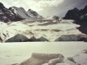 Laguna Glaciar, ce petit lac est gelé. Le glacier du Condoriri se jette dedans. Altitude 4800 m. [29850 views]