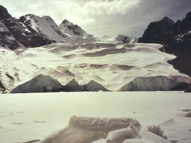 Laguna Glaciar, ce petit lac est gelé. Le glacier du Condoriri se jette dedans. Altitude 4800 m.