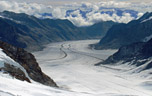 Le glacier d'Alestch, situé dans le canton du Valais en Suisse, est le plus grand glacier des Alpes. Il mesure 23 km de long. Sa partie centrale avance à une vitesse d'environ 200 m par an. Il est entouré de plusieurs sommets atteignant 4000 m d'altitude, sa largeur moyenne est de 1500 m. Il est vu ici depuis le Jungfrau. On voit bien la réunion des moraines latérales en moraines centrales en aval, lorsque 2 glaciers convergent et se réunissent dans la vallée. [22567 views]