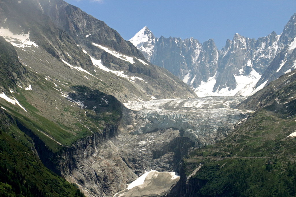 Glacier d'Argentière, massif du Mont-Blanc. Cette photographie prise depuis la réserve des Aiguilles Rouges montre le recul important du glacier dont la fonte est particulièrement marquée ces dernières années.  