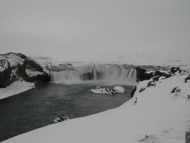 La cascade de Godafoss au nord de l'Islande vers Akureyri. La neige recouvre un champ de lave (basalte).