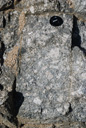 Granite à gros cristaux de feldspath du Massif de l'Aigoual. Ce massif est formé de granite, d'âge   paléozoïque (mise en place il y a environ 330 millions d'années), intrusif   dans les roches métamorphiques de la série des schistes des Cévennes. Le sud   du massif (Lingas) est principalement granitique, alors qu'au sommet de   l'Aigoual affleurent les micaschistes qui constituent le toit du pluton   granitique. [24945 views]