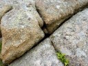 Granite fissuré : l'eau circule dans les fissures provoquant une altération du granite. [28126 views]