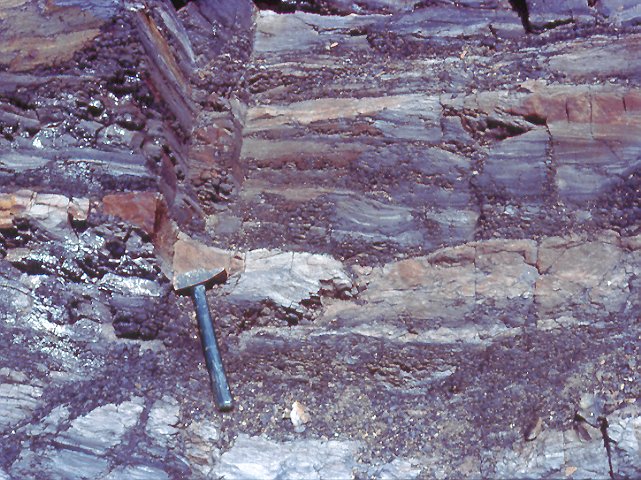 Zone où l'exploitation de veines de houille peu profondes, a été réalisée en "découverte". L'affleurement restant montre une alternance de couches de grès et de "schistes houillers".