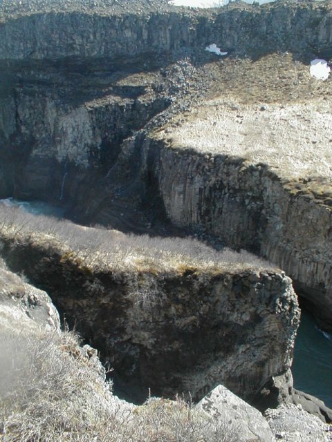La cascade de Gulfoss, au nord-est de Reykjavik, se poursuit par une rivière qui a creusé son lit au milieu de magnifiques orgues basaltiques.