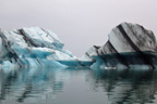 Iceberg provenant du glacier Vatnajökull.
Les strates correspondent aux couches successives de neige accumulée sur le glacier. Les couches noires sont constituées de cendre volcanique, déposée sur la neige lors des éruptions. A noter que le bloc de glace a basculé dans l'eau, ce qui explique le pendage des strates. [6666 views]