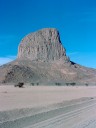 Le pic Inharan, piton volcanique de 1732 m de haut, domine la ville de Tamanrasset dans le Hoggar. C'est la partie dégagée par l'érosion d'une cheminée de laves de trachytes. [14172 views]