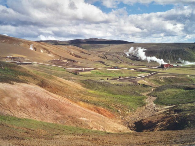 Krafla (fossé d'effondrement, région de Myvatn, NE Islande), centrale géothermique.
<br /><a href='http://svt.enseigne.ac-lyon.fr/spip/spip.php?article173' target='_blank'>Page liée</a>.
<br />
<A HREF='https://phototheque.enseigne.ac-lyon.fr/photossql/GoogleEarth/isl1.kmz'>
<IMG SRC='googleearth.gif' BORDER=0>
</A>