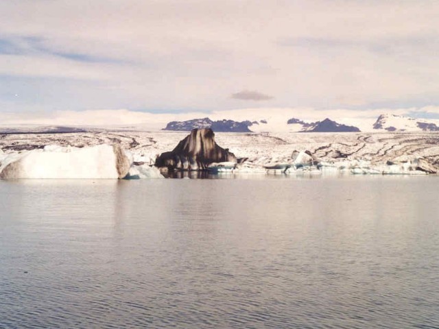 Jökulsarlon (SE Islande), lac glaciaire, icebergs détachés, basculés. <a href='http://svt.enseigne.ac-lyon.fr/spip/spip.php?article173' target='_blank'>Page liée</a>.