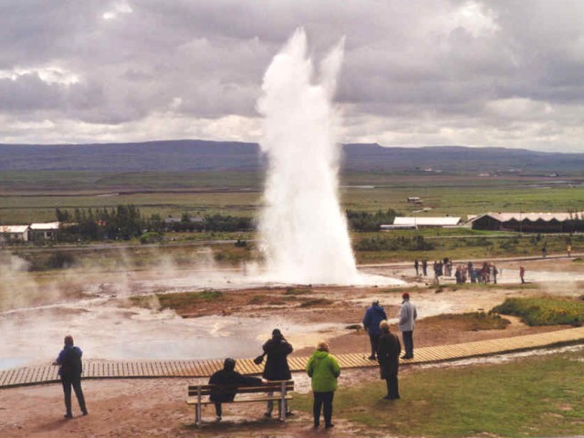 Geysir (fossé d'effondrement du SW Islande), le Strokkur, seul geyser à activité régulière. <a href='http://svt.enseigne.ac-lyon.fr/spip/spip.php?article173' target='_blank'>Page liée</a>.
