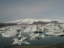 A Jökulsarlon, au sud de l'Islande, une langue du glacier Vatnajökul (visible au fond de la photo) tombe dans un bras de mer provoquant la formation d'icebergs flottants dans un lagon. [28147 views]