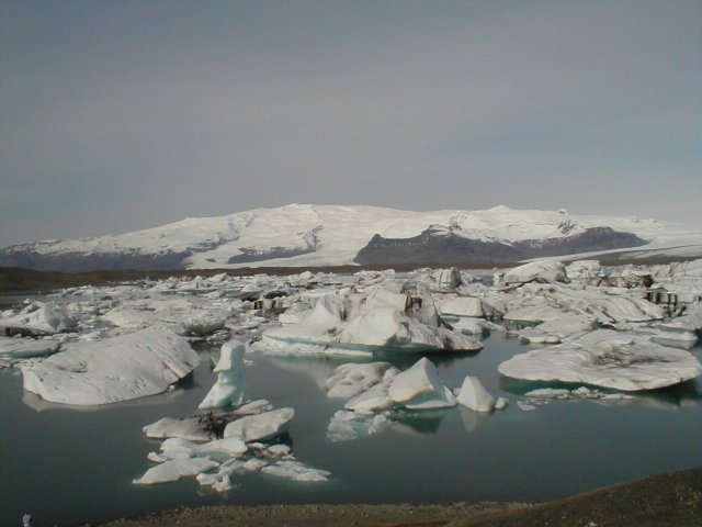 A Jökulsarlon, au sud de l'Islande, une langue du glacier Vatnajökul (visible au fond de la photo) tombe dans un bras de mer provoquant la formation d'icebergs flottants dans un lagon.