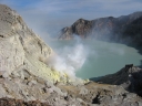 Le volcan Ijen (8,1° S, 114,2° E) dont le cratère est à 2386 mètres d'altitude. Le lac est extrèmement acide à cause des émanations d'oxydes de soufre.
<BR><A HREF='https://phototheque.enseigne.ac-lyon.fr/photossql/GoogleEarth/kawah_ijen.kmz'>  <IMG SRC='googleearth.gif' BORDER=0>  </A> [25031 views]