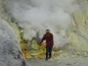 Exploitation du soufre dans le cratère du volcan Ijen. Du soufre liquide est recueilli par des canalisations. Refroidi, il est récolté par des ramasseurs dans les vapeurs suffocantes. Les porteurs emportent sur leurs épaules des paniers pesant jusqu'à 80 kg. [9863 views]