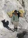 Exploitation du soufre dans le cratère du volcan Ijen. Le soufre, récolté par des ramasseurs, est emporté par des porteurs dont les paniers pèsent jusqu'à 80 kg. [10183 views]