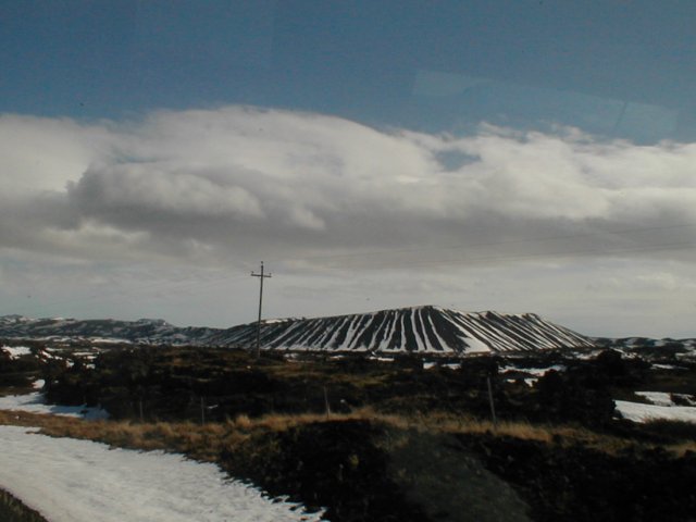 Magnifique volcan avec un cratère d'explosion très caractéristique dans la zone de Krafla au nord de l'Islande.
<BR>
<A HREF='https://phototheque.enseigne.ac-lyon.fr/photossql/GoogleEarth/krafla.kmz'>
<IMG SRC='googleearth.gif' BORDER=0>
</A>