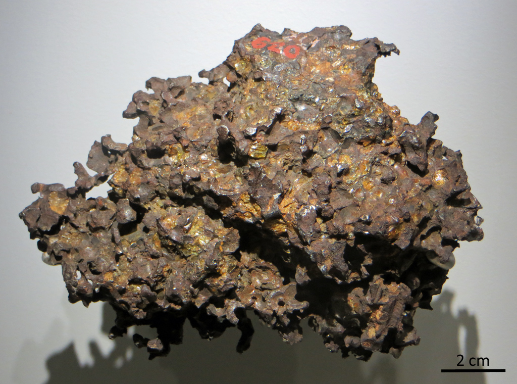 Krasnoiarsk, météorite mixte (Pallasite) tombée en 1749 en Russie. Les pallasites ne représentent que 1% de toutes les météorites. Formée à la suite d'une collision entre le noyau de fer d'un astéroïde différencié et le manteau d'un autre astéroïde.