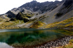 Le grand lac Jovet se situe dans la Réserve Naturelle des Contamines-Montjoie à 2173 m d'altitude. Il est situé dans une combe monoclinale suspendue, constituée d'un placage de grès et de dolomies triasiques sur le socle cristallin du Massif du Mont Blanc. Sur la photographie, le point culminant à 3196 m est le Mont Tondu, constitué de gneiss et de micaschistes. Ce lac est qualifié d'oligotrophe car pauvre en nutriments. [6187 views]