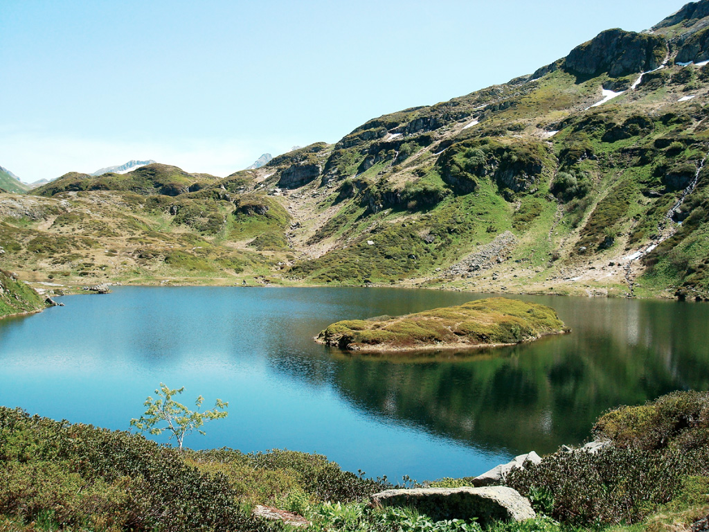 Lac de Pormenaz (1945 m d'altitude) : lac de surcreusement glaciaire au milieu de roches moutonnées.