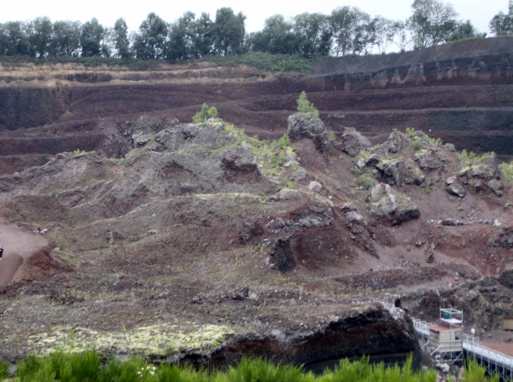 Cette photo, prise au Puy de Lemptégy, montre l'ancienne cheminée volcanique mise à jour après extraction des matériaux.