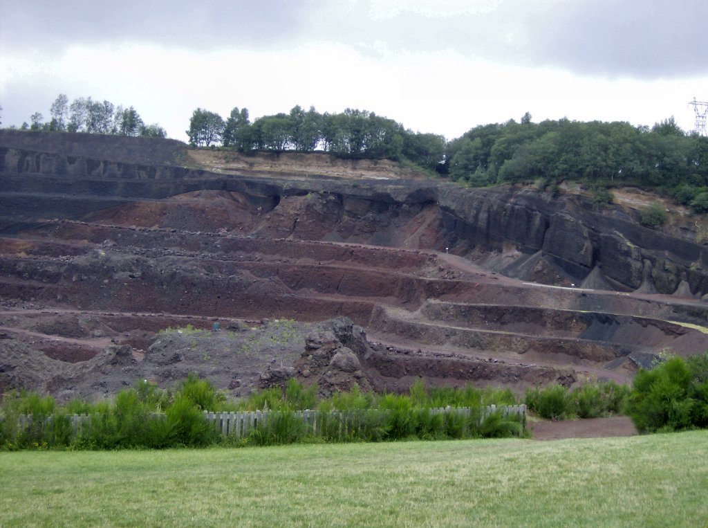 Puy de Lemptégy : on peut voir l'ancienne cheminée volcanique et l'accumulation des produits des éruptions (bords de l'ancien cratère).