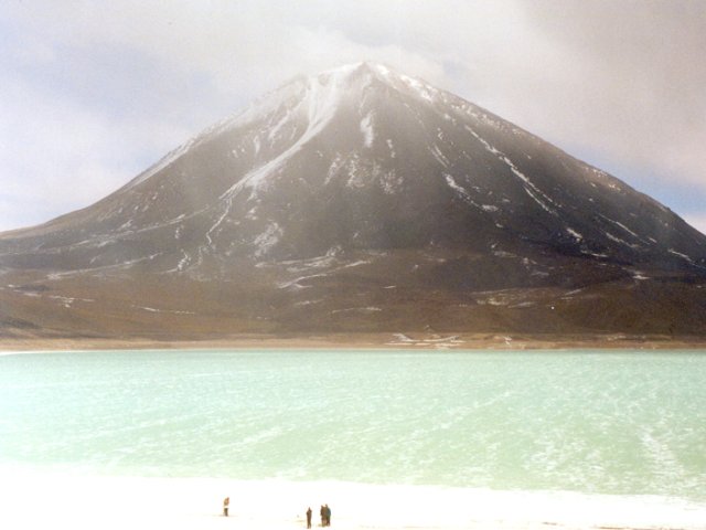 Volcan Licancabur (5916m d'altitude) aujourd'hui inactif. Sur la frontière entre la Bolivie et le Chili. Au premier plan la "Laguna Verde".
<BR><A HREF='https://phototheque.enseigne.ac-lyon.fr/photossql/GoogleEarth/licancabur.kmz'><IMG SRC='googleearth.gif' BORDER=0></A>