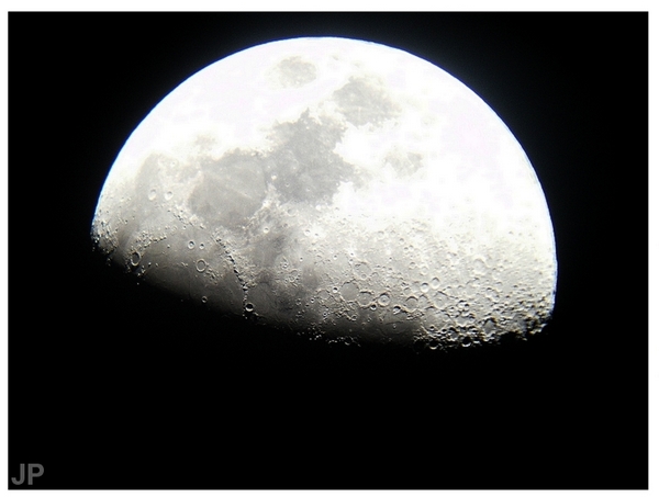 La lune observée avec un téléscope de type DOBSON 30 cm avec oculaire "grand angle".