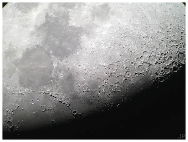 La lune observée avec un téléscope de type DOBSON 30 cm avec oculaire X 10. Le "mur droit" Rupes Recta est bien visible dans le quart sud-est de l'image.