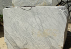 Bloc équarri de marbre de Carrare. Le marbre de Carrare peut être blanc pur (recherché dans les applications artistiques) ou plus ou moins veiné de gris, comme ici (plutôt utilisé dans le bâtiment et les travaux publics). [29956 views]