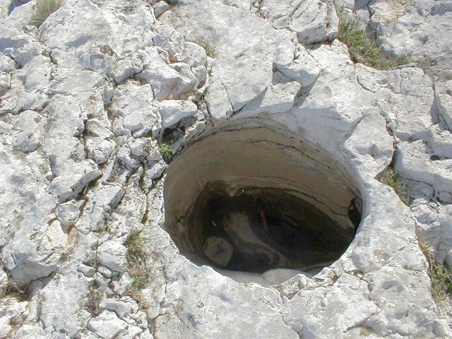Erosion, marmites de géants : ce sont des cavités cylindriques (certaines ont quelques mètres de diamètre) creusées dans le lit rocheux de la rivière par le mouvement tourbillonnant des galets.