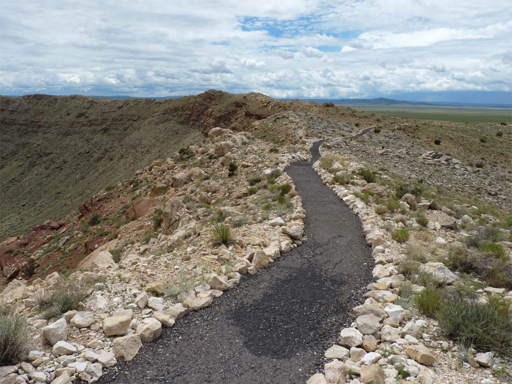 Le cratère d'impact de Meteor Crater (Arizona - USA) s'est formé il y a environ 50 000 ans, à la suite de l'impact d'une <a href='https://phototheque.enseigne.ac-lyon.fr/photossql/photos.php?RollID=images&FrameID=canyon_diablo'>météorite de fer</a> d'environ 100 mètres de diamètre et d'une masse de 300 000 tonnes. Sur cette photo, on voit le bourrelet formé par les projections latérales lors de l'impact. Ce bourrelet domine la plaine environnante d'une cinquantaine de mètres. 
