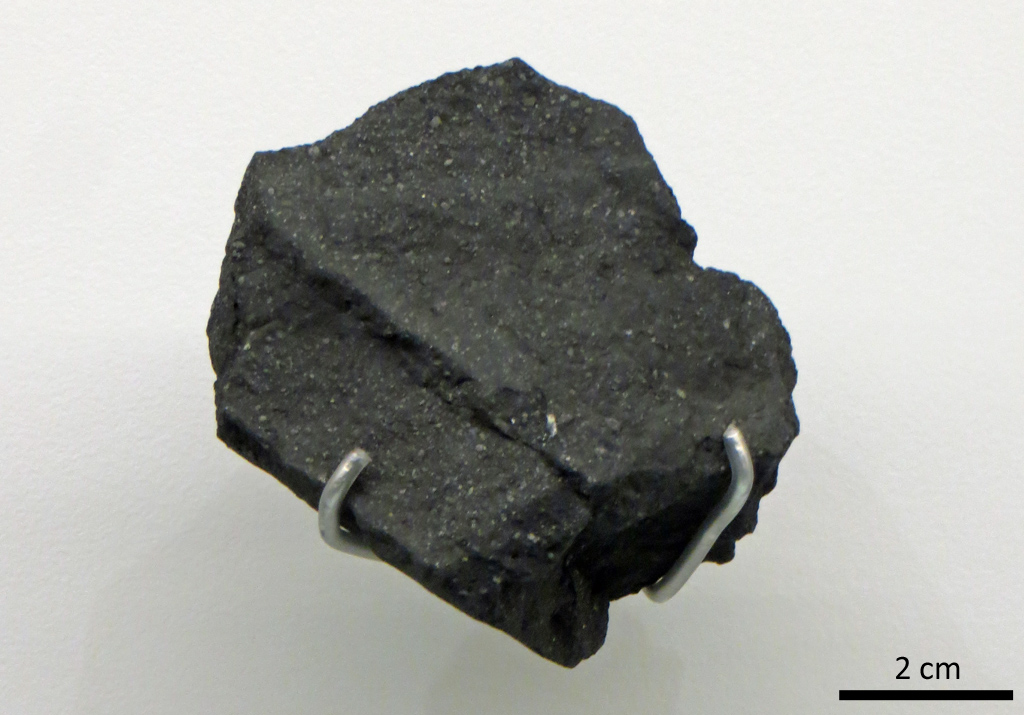 Mighei, chondrite carbonée tombée en 1889 en Ukraine. Les chondrites carbonées proviennent d'astéroïdes originaires de la partie externe de la ceinture d'astéroïdes. Particulièrement étudiées, elles contiennent plus de matrice que les chondrites ordinaires et sont riches en carbone. Leur composition chimique est proche de celle du Soleil et elles contiennent des inclusions réfractaires, de couleur blanche, qui sont les premiers solides à s'être formés dans le système solaire.