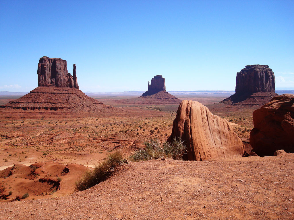 Monument Valley appartient au plateau du Colorado à cheval entre l'état de L'Utah et l'état de l'Arizona. C'est un site protégé administré par les Indiens Navajos. C'est un grand plateau érodé où ne subsiste que des buttes témoins montrant des alternances de schistes et de grès et des limons. Les couleurs vives de la roche proviennent des oxydes de fer et de manganèse. Voir aussi <a href='https://phototheque.enseigne.ac-lyon.fr/photossql/photos.php?RollID=images&FrameID=monument_valley3'>affleurement</a> et <a href='https://phototheque.enseigne.ac-lyon.fr/photossql/photos.php?RollID=images&FrameID=monument_valley2'>paysage 1</a>.