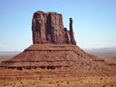 Monument Valley appartient au plateau du Colorado à cheval entre l'état de L'Utah et l'état de l'Arizona. C'est un site protégé administré par les Indiens Navajos. C'est un grand plateau érodé où ne subsiste que des buttes témoins montrant des alternances de schistes et de grès et des limons. Les couleurs vives de la roche proviennent des oxydes de fer et de manganèse. Voir aussi <a href='https://phototheque.enseigne.ac-lyon.fr/photossql/photos.php?RollID=images&FrameID=monument_valley3'>affleurement</a> et <a href='https://phototheque.enseigne.ac-lyon.fr/photossql/photos.php?RollID=images&FrameID=monument_valley1'>paysage 2</a>. [7188 views]