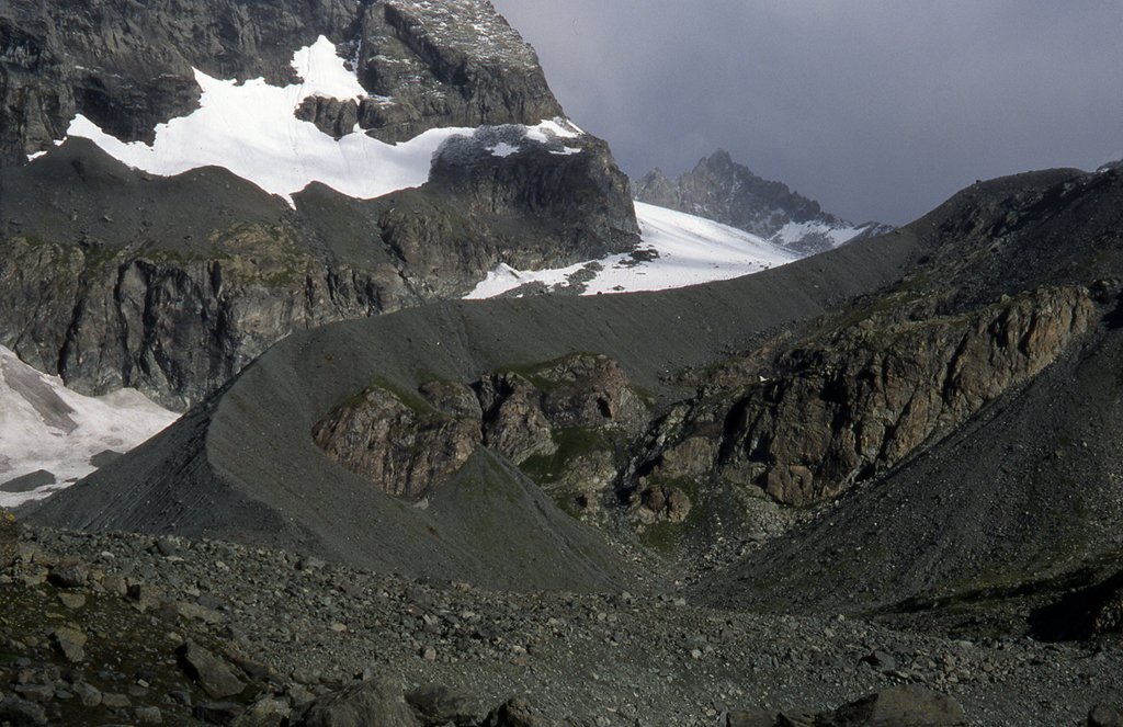Moraine latérale abandonnée par le glacier de la Bessanèse, non loin du refuge Gastaldi (Italie). Au fond, le massif de la Ciamarella.