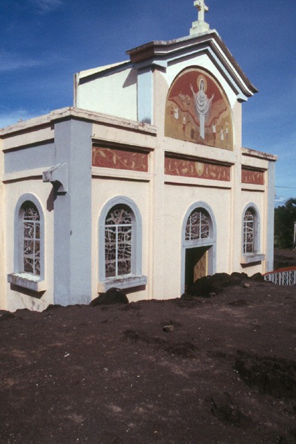 Notre Dame des laves est une petite église de la commune de Sainte Rose, au pied de laquelle s'est arrêtée la coulée de basalte émise par le Piton de la Fournaise en 1977.
<BR>
<A HREF='https://phototheque.enseigne.ac-lyon.fr/photossql/GoogleEarth/nd_laves.kmz'>
<IMG SRC='googleearth.gif' BORDER=0>
</A>