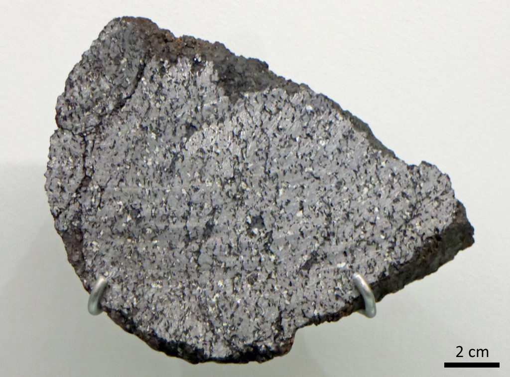 Nova 003, achondrite trouvée en 1991 en Australie. Les achondrites représentent 8% des météorites. Elles proviennent de la croûte et du manteau des astéroïdes différenciés. On les nomme ainsi car elles ne contiennent pas de chondres, ces derniers ayant fondu lors du processus de différenciation de leur corps-parent. Certaines sont des roches volcaniques issues de volcans astéroïdaux. Pauvres en métal, elles sont souvent difficiles à distinguer des roches terrestres.

