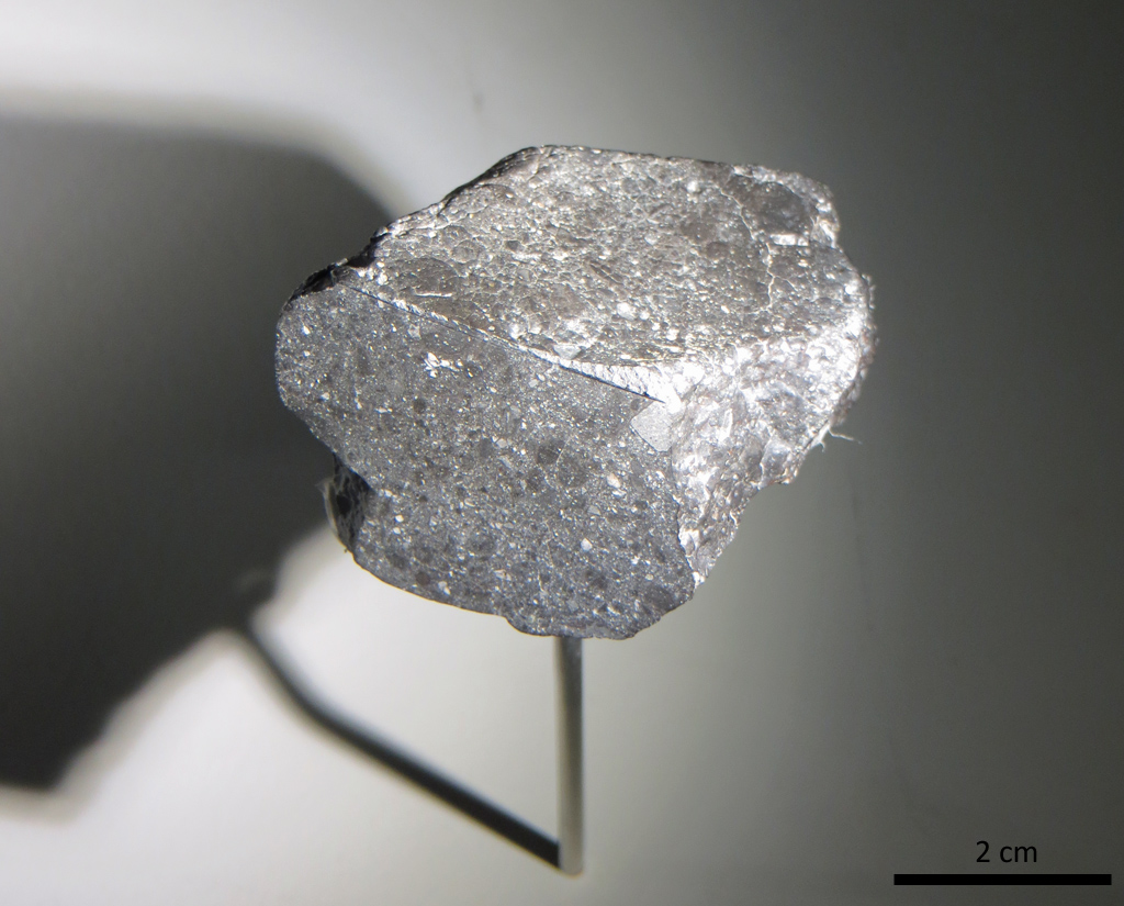 NWA7533, achondrite martienne trouvée en 2012 en Afrique de l'Ouest. Cette météorite sombre surnommée « Black Beauty » tranche avec les autres martiennes, non seulement par sa couleur, mais aussi par sa nature. Il s'agit d'une brèche, peut-être formée par des impacts. Contrairement aux autres météorites martiennes, sa composition est conforme à celle des régions martiennes explorées par les robots tel Curiosity.