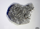 Ocotillo, météorite de fer trouvée en 1990 aux états-Unis. Cette météorite a été coupée, polie, puis exposée à de l'acide nitrique. Ce traitement révèle des figures géométriques, les figures de Widmanstätten, caractéristiques du fer extraterrestre. Elles ne peuvent être produites que si le fer se refroidit extrêmement lentement, en plusieurs millions d'années.  Elles sont une signature unique de la matière extraterrestre. La largeur des motifs permet d'estimer la taille de l'astéroïde dont la météorite provient. [22155 views]
