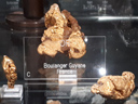 L'or (symbole chimique Au du latin <em>aurum</em>) est un métal précieux malléable et ductile. Il se trouve à l'état natif en paillettes ou sous la forme de masses informes (pépites) prises dans une gangue de quartz et de sulfures métalliques. Les pépites se trouvent dans les filons ou concentrées dans certaines zones d'alluvions (les placers) où l'exploitation se fait par lavage. L'exploitation de l'or en Guyane existe depuis le XIX<sup>è</sup> siècle sous forme d'orpaillage. [783 views]