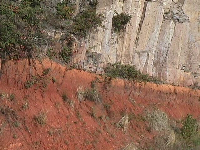 Orgues basaltiques issues d'une coulée qui a provoqué l'oxydation du socle granitique, près de Royat.