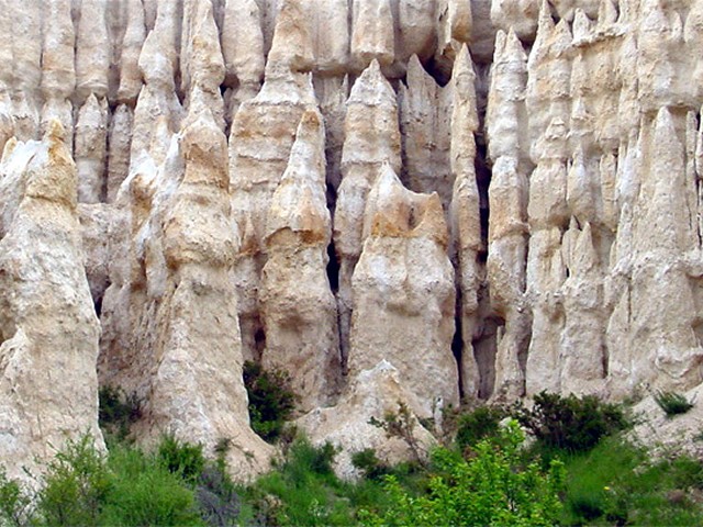 Orgues (Ille-sur-Têt) : le ravinement actuel de l'eau entraîne l'érosion de la roche. La vallée de la Têt s'est affaissée au Pliocène, lors du soulèvement des Pyrénées. Le cours d'eau a charrié des matériaux de sables et d'argile à l'origine de la roche.