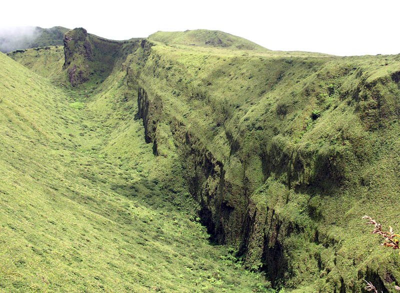 La Caldeira de la Montagne Pelée. A gauche, les dômes. Volcanisme de subduction.
<BR>
<A HREF='https://phototheque.enseigne.ac-lyon.fr/photossql/GoogleEarth/pelee3.kmz'>
<IMG SRC='googleearth.gif' BORDER=0>
</A>