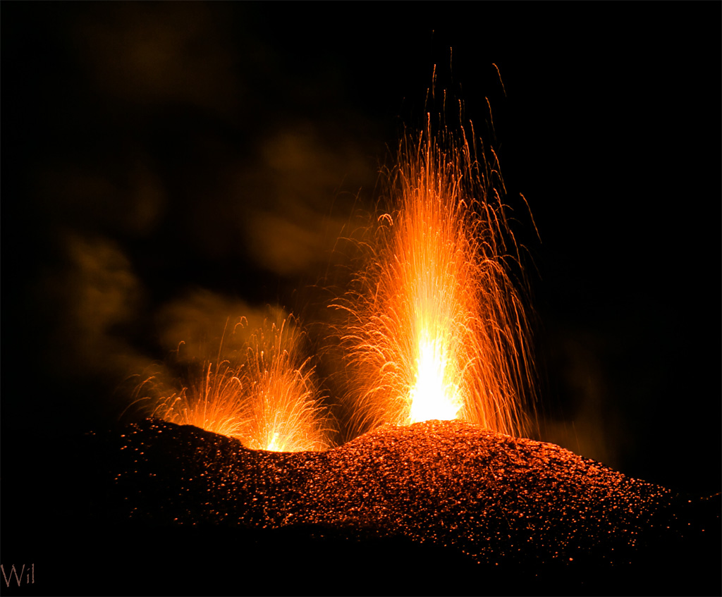 éruption du 14 Juillet 2017 au Piton de la fournaise. La phase éruptive qui a débuté le 14 juillet à 00h50 heure locale s'est terminée le 28 août 2017 à 3h00 heure locale (23h00 UTC le 27 août). Volcan de type effusif ou volcan « rouge ». 