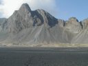 Le fond d'un fjord à l'est de l'Islande : il est occupé par une plaine alluviale formée par les eaux de ruissellement et essentiellement constituée de produits d'érosion des volcans. [12430 views]