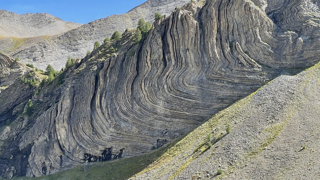 Pli couché (?) se trouvant près de la station des Orres dans les Hautes-Alpes. Il fait probablement partie de l'ensemble des nappes de charriage de l'Embrunais composées de Flysch.