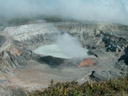 Le Poás est un des stratovolcans du Costa Rica. Il connaît actuellement une activité moyenne (fumerolles, éruptions phréatiques).   Le cratère principal mesure environ 2 km de diamètre pour 300 m de profondeur. Les eaux du lac de couleur verte qui en occupe le fond (la Laguna Caliente) sont très acides (pH < 1), sulfureuses et chaudes (jusqu'à 85°C). [5692 views]