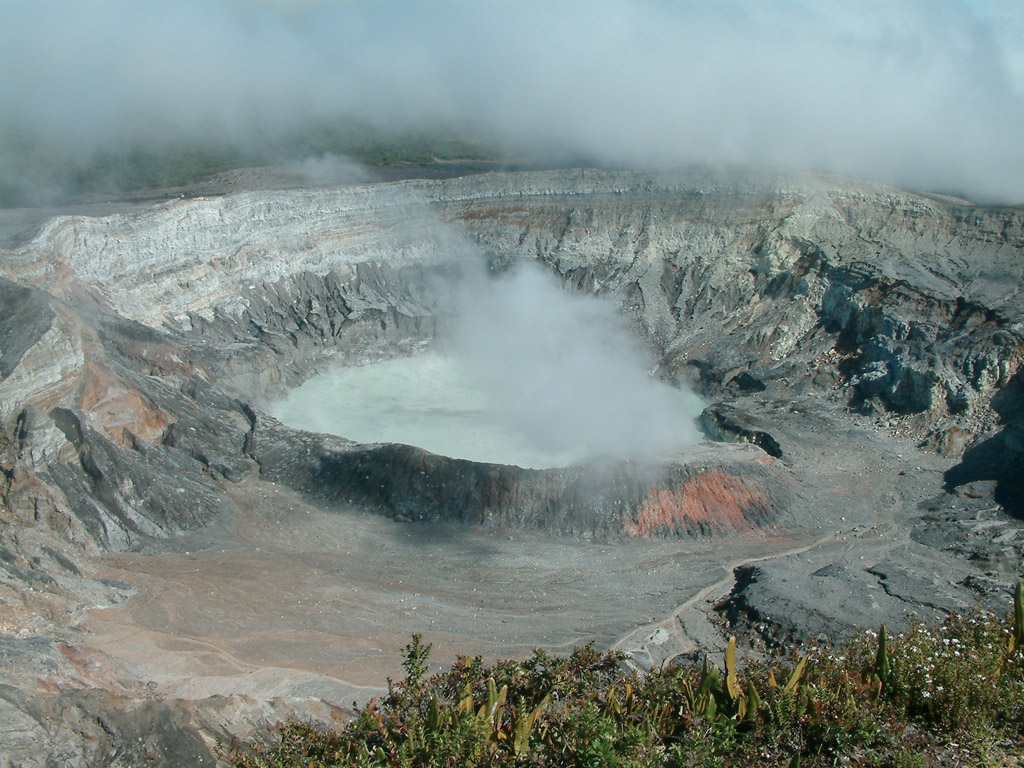 Le Poás est un des stratovolcans du Costa Rica. Il connaît actuellement une activité moyenne (fumerolles, éruptions phréatiques).   Le cratère principal mesure environ 2 km de diamètre pour 300 m de profondeur. Les eaux du lac de couleur verte qui en occupe le fond (la Laguna Caliente) sont très acides (pH < 1), sulfureuses et chaudes (jusqu'à 85°C).