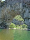 Pont d'Arc. Erosion, action de l'eau : le débit très important  de la rivière  Ardèche ( 4 fois celui du Rhône - pendant les glaciations ) a creusé une arche dans l'affleurement calcaire ( bord direct du courant). [17426 views]